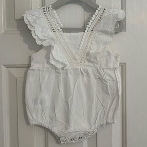 6-12 Month (size 70 - European sizing) Sam & Louloute white bubble suit.